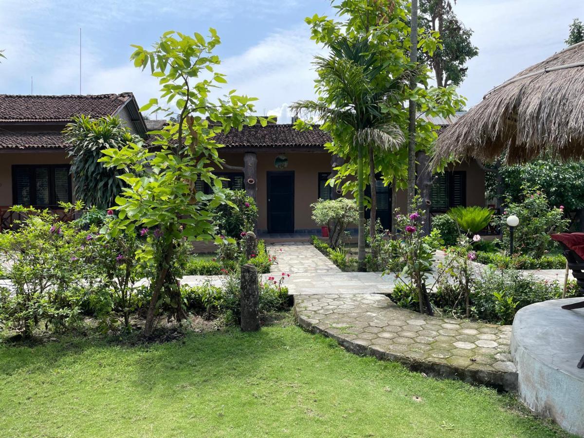 Travellers Jungle Camp-Sauraha Hotel Exterior photo