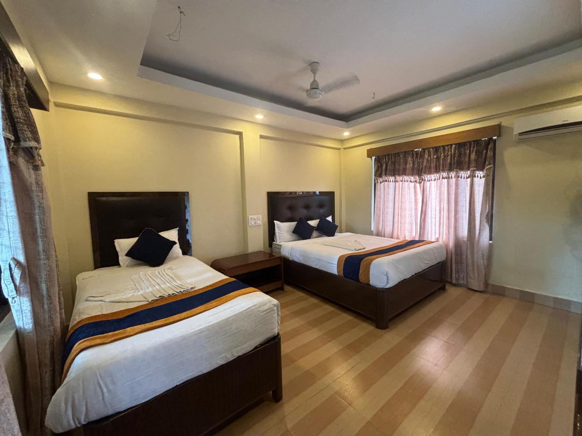 Travellers Jungle Camp-Sauraha Hotel Exterior photo